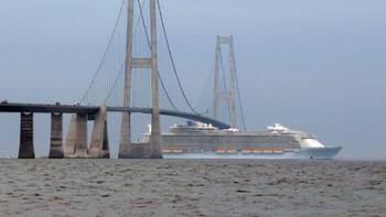 Si kapal yang nyaris tersangkut di jembatan tapi berhasil lolos. Foto: Boredpanda