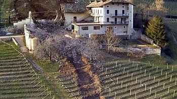 Batu besar yang nyaris meratakan rumah pertanian di Italia. Foto: Boredpanda