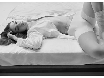 Gaya Seduktif Gigi Hadid, Tampil Topless di Iklan Underwear Calvin Klein