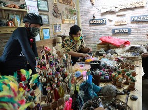 Usai Gowes, Ganjar Pranowo Borong Keripik & Souvenir di Magelang