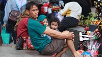 Namun nampaknya kebijakan tersebut belum terlihat implementasinya di lapangan. Saat detikcom mendatangi sejumlah titik keraiaman di Kota Bandung, Minggu (13/9/2020) siang, masih terlihat adanya kerumunan warga hingga tidak menggunakan masker.