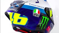 Kemudian di helm sebelah kanan, terdapat tulisan 4 compresse rivestite con film, yang artinya 4 tablet salut selaput. Itu juga digambarkan pada grafis kemasan pil biru bagian belakang helm. Foto: Instagram @agvhelmets
