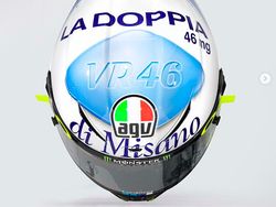Rossi Balapan Pakai Helm Pil Biru, Ibundanya Sampai Malu