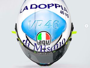 Rossi Balapan Pakai Helm Pil Biru, Ibundanya Sampai Malu