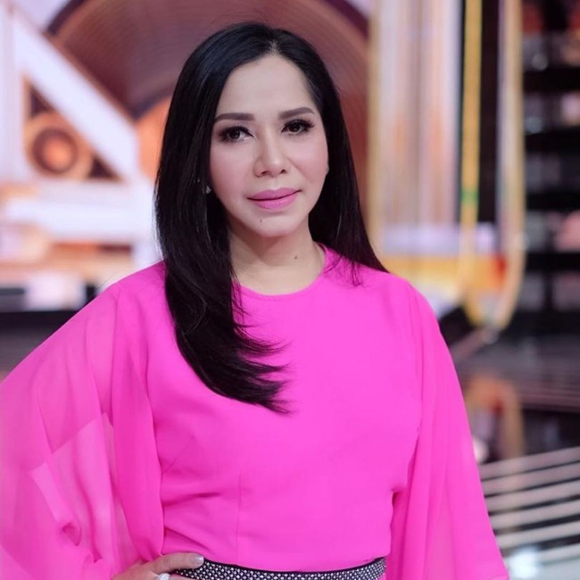 Penyanyi lawasn Iis Sugianto sempat dirawat tiga minggu di rumah sakit setelah dinyatakan terinfeksi COVID-19. Iis merasakan mual, hilang rasa di lidah, hingga tak berselera makan. Semua enggak enak, enggak ada yang bisa masuk. Saya takut sekali muntah, karena begitu saya muntah, urat-urat rasanya sakit, ujarnya. Foto: Instagram @iis.sugianto_