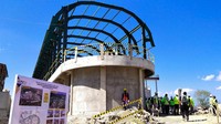 Puncak Waringin diketahui akan dijadikan sebagai destinasi unggulan Labuan Bajo. Desain bangunannya dikerjakan oleh arsitektur kondang, Yori Antar. Sang arsitek mengatakan bentuk bangunan tersebut terinspirasi dari gabungan adat bugis, bajo dan manggarai. Material yang digunakan adalah batu lokal.  