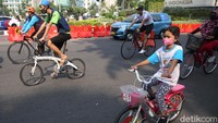 Sejumlah warga tampak bersepeda di kawasan Bundaran Hotel Indonesia (HI), Jakarta, Minggu (13/9/2020).