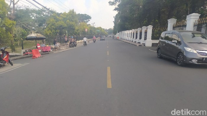 Jalur Cianjur-Puncak tepatnya di depan Istana Presiden Cipanas lengang, Minggu (13/9/2020).