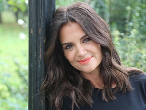 Katie Holmes Cium Mesra Pacar Baru di Tengah Isu Perselingkuhan