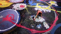 Karya seni seluas 1.980 meter itu akan dipotong menjadi beberapa bagian terpisah dan dilelang dengan harapan dapat mengumpulkan US$ 30 juta atau mencapai Rp 450 miliar untuk amal.