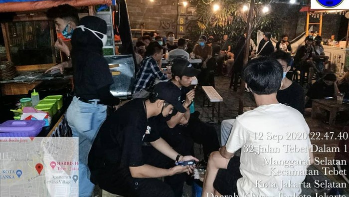 Kerumunan di angkringan Tebet (dok Istimewa)