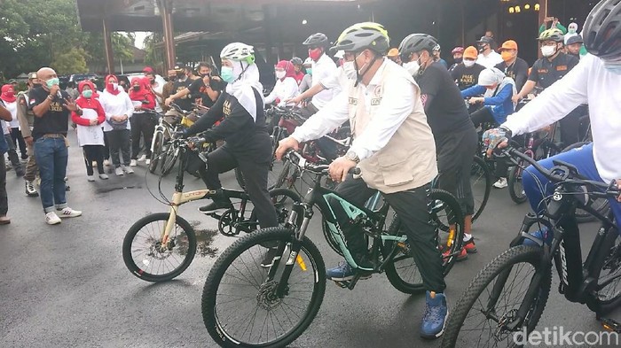 Khofifah Gowes Bareng Penyintas COVID-19 Kampanye Protokol Kesehatan