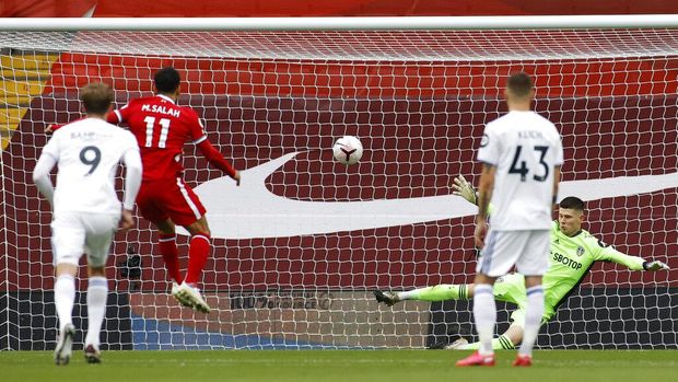 Liverpool's Mohamed Salah, second from left, scores his side's first goal on a penalty kick during the English Premier League soccer match between Liverpool and Leeds United, at the Anfield stadium, in Liverpool, Saturday, Sept. 12, 2020. (Phil Noble, Pool via AP)