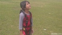 Adelia diantar ibunya Rumiati (45) dan Kepala Desa Tengeng Wetan Rokhmat tiba di Alun-alun Kajen. 