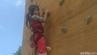 Pantauan detikcom, Adelia tampak menyimak penjelasan teknis dasar panjat dinding. Dia juga diminta tidak memanjat tanpa bantuan alat pengaman maupun pendampingan dari pelatih.