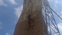 Dengan gesit, Adelia memegang point demi point untuk dicengkram dan diinjak. Meski ini pengalaman pertamanya, spiderman cilik itu sudah mencapai 2/3 papan point wall climbing setinggi 12 meter itu.