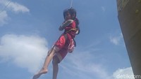 Anak semata wayang dari pasangan Rosikin (35) dan Rumiati (45) itu pun kembali beraksi memanjat dinding setinggi 12 meter. Terhitung sudah enam kali, dia mencoba menaklukkan dinding setinggi 12 meter itu.