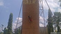 Nafisa Adelia (8) bocah asal Kabupaten Pekalongan yang lihat memanjat ikut latihan wall climbing setinggi 12 meter di Alun-alun Kajen, Kabupaten Pekalongan, Minggu (13/9/2020).