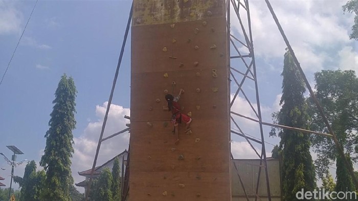 Momen 'Spiderman' Cilik dari Pekalongan Ikut Latihan Panjat Tebing Nafisa Adelia (8), bocah asal Kabupaten Pekalongan yang lihai memanjat mengikuti latihan wall climbing setinggi 12 meter di Alun-alun Kajen. Berikut potretnya.