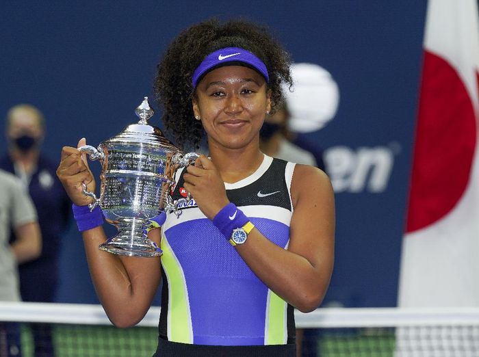 Naomi Osaka Naomi Osaka, of Japan, holds up the championship trophy after defeating Victoria Azarenka, of Belarus, in the womens singles final of the US Open tennis championships, Saturday, Sept. 12, 2020, in New York. (AP Photo/Seth Wenig)