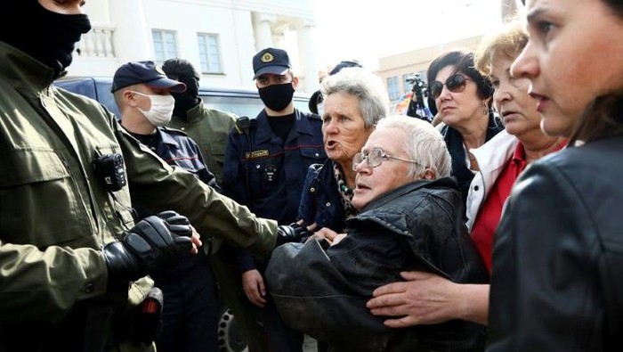 Para wanita yang ikut demonstrasi ditangkap di Belarus (AFP Photo)