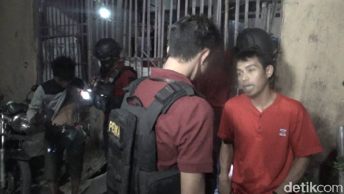 Pelaku (kanan) menabrak motor polisi usai mabuk (Reinhard/detikcom)