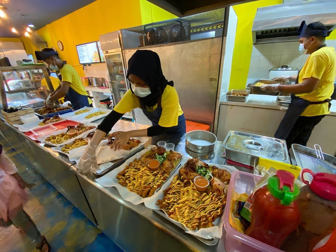 pelayan restoran sholat berjamaah
