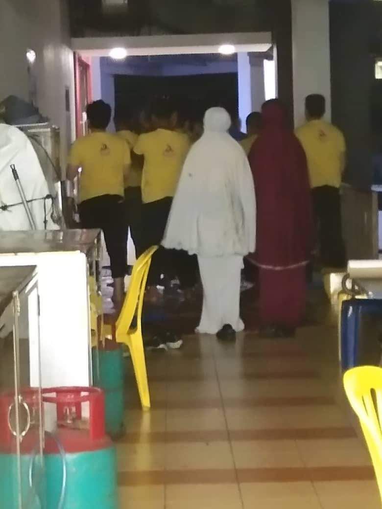 pelayan restoran sholat berjamaah