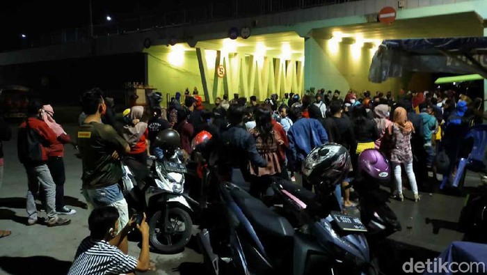 pemkot surabaya rapid test warga yang nongkrong di suramadu