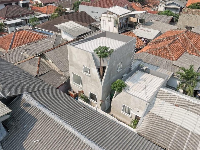 Rumah kecil di dalam gang Ibu Kota curi atensi dunia. Rumah ini dinobatkan sebagai Small Architecture+ Small Living by People Choice di ajang Architizer Award.