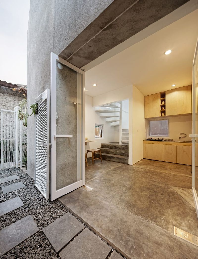 Rumah kecil di dalam gang Ibu Kota curi atensi dunia. Rumah ini dinobatkan sebagai Small Architecture+ Small Living by People Choice di ajang Architizer Award.