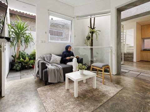 Rumah kecil di dalam gang Ibu Kota curi atensi dunia. Rumah ini dinobatkan sebagai Small Architecture+ Small Living by People Choice di ajang Architizer Award.