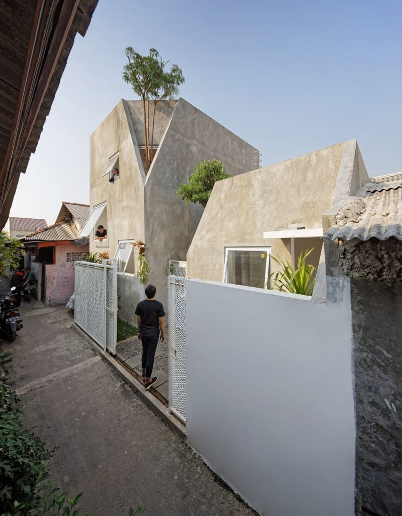 Rumah kecil di dalam gang Ibu Kota curi atensi dunia. Rumah ini dinobatkan sebagai Small Architecture+ Small Living by People Choice di ajang Architizer Award.