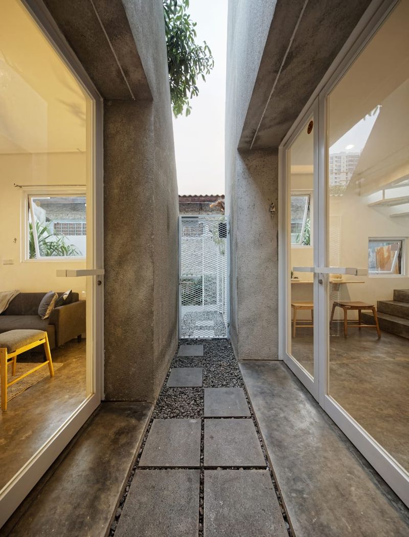 Rumah kecil di dalam gang Ibu Kota curi atensi dunia. Rumah ini dinobatkan sebagai Small Architecture+ Small Living by People Choice di ajang Architizer Award.