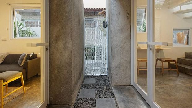 Rumah kecil di dalam gang Ibu Kota curi atensi dunia. Rumah ini dinobatkan sebagai Small Architecture+ Small Living by People Choice di ajang Architizer Award.