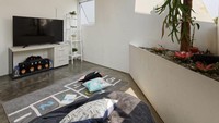 Sementara rumah yang satu lagi memiliki kamar tidur dengan kamar mandi dan ruang keluarga. Istimewa/Dok. Fernando Gomulya via Delution.co.id.