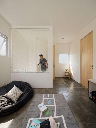 Rumah kecil di dalam gang Ibu Kota curi atensi dunia. Rumah ini dinobatkan sebagai Small Architecture+ Small Living by People Choice di ajang Architizer Award.