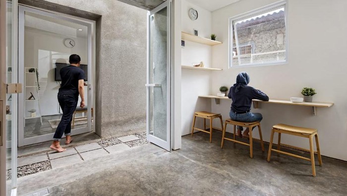 Rumah kecil di dalam gang Ibu Kota curi atensi dunia. Rumah ini dinobatkan sebagai Small Architecture+ Small Living by People Choice di ajang Architizer Award.