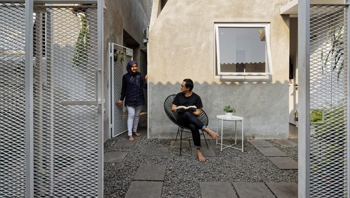Rumah kecil di dalam gang Ibu Kota curi atensi dunia. Rumah ini dinobatkan sebagai Small Architecture+ Small Living by People Choice di ajang Architizer Award.