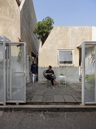 Rumah kecil di dalam gang Ibu Kota curi atensi dunia. Rumah ini dinobatkan sebagai Small Architecture+ Small Living by People Choice di ajang Architizer Award.