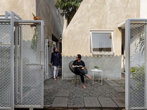 Rumah kecil di dalam gang Ibu Kota curi atensi dunia. Rumah ini dinobatkan sebagai Small Architecture+ Small Living by People Choice di ajang Architizer Award.