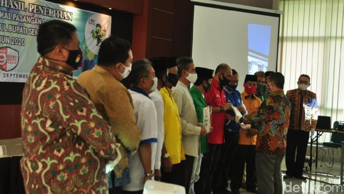 Penyerahan berita acara hasil penelitian Calon Bupati dan Wakil Bupati Semarang di Kantor KPU Kabupaten Semarang, Ungaran Barat, Minggu (13/9/2020).