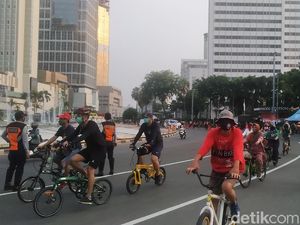 Jelang PSBB Total, Bundaran HI Masih Ramai Pengunjung