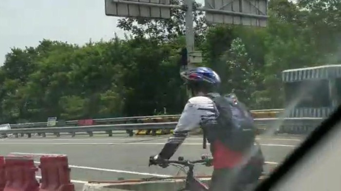 Pesepeda masuk tol Pesepeda masuk tol