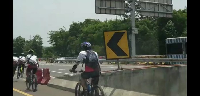 Pesepeda masuk tol