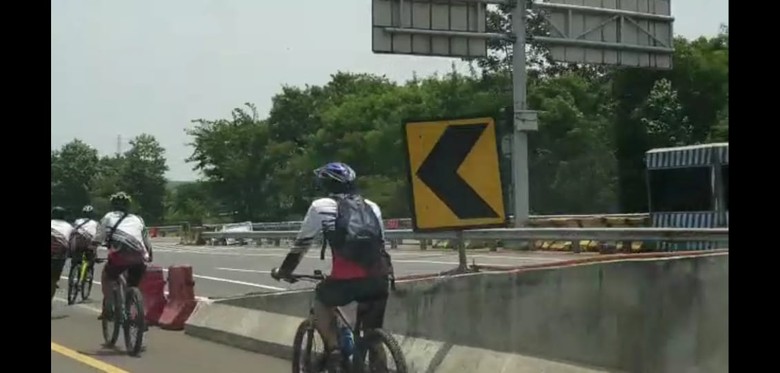 Pesepeda masuk tol Pesepeda masuk tol
