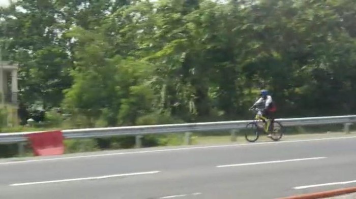 Pesepeda masuk tol