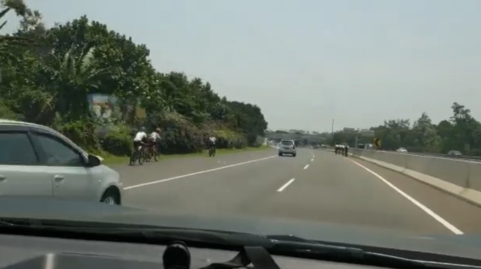 Pesepeda masuk tol