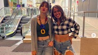 Prita Aunalal jadi sorotan karena penampilannya saat foto bersama Nia Ramadhani. Dok. Instagram/ramadhaniabakrie