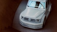 Eksteriornya dibuat sebersih mungkin untuk menekankan siluet G-Class yang ikonik. Kaca spion dan bumper dilepas dan bodi mobil dibuat lebih lebar serta diturunkan, untuk menciptakan efek sporty. Di sisi lain, identitas G-Class tetap dipertahankan, dengan ban cadangan di belakang. Foto: Mercedes-Benz